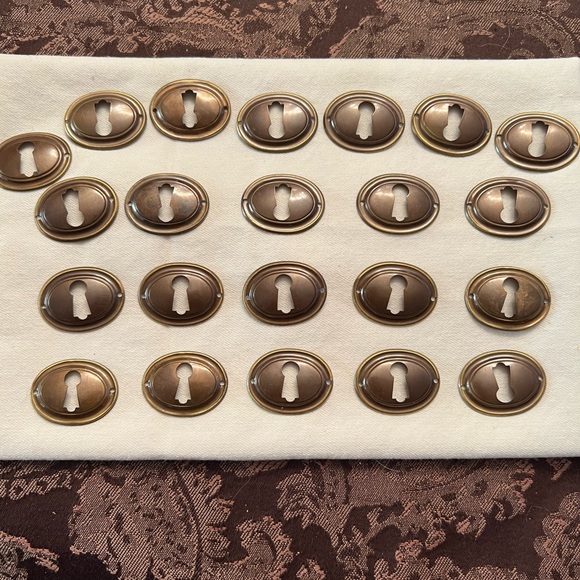 22 Vintage Brass Keyholes - Picture 1 of 1